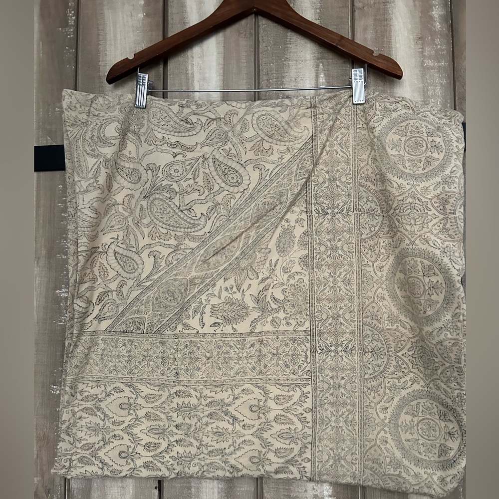 Set of 2 Pottery Barn mixed print 24” cotton pillow covers - Picture 6 of 10